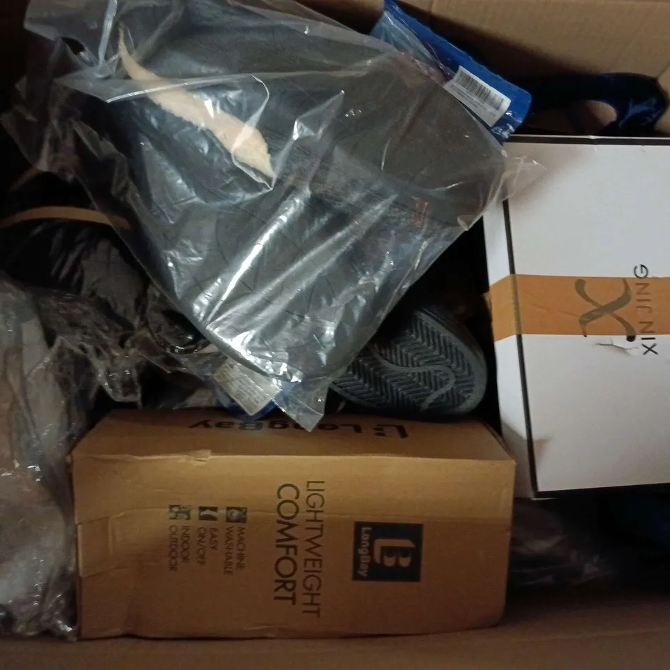 APPROXIMATELY 15 ASSORTED PAIRS OF SHOES AND FOOTWEAR ITEMS IN VARIOUS STYLES AND SIZES TO INCLUDE BRANDS SUCH AS LONGBAY, PRETTYLITTLETHING, POLAR, ETC - COLLECTION ONLY