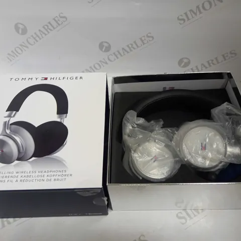 TOMMY HILFIGER HEADPHONES ON EAR IN BLACK 