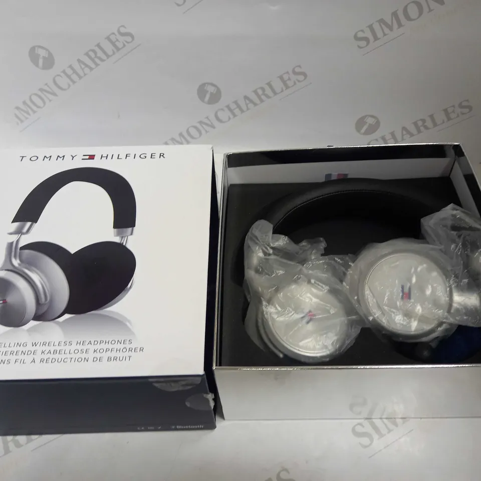 TOMMY HILFIGER HEADPHONES ON EAR IN BLACK 