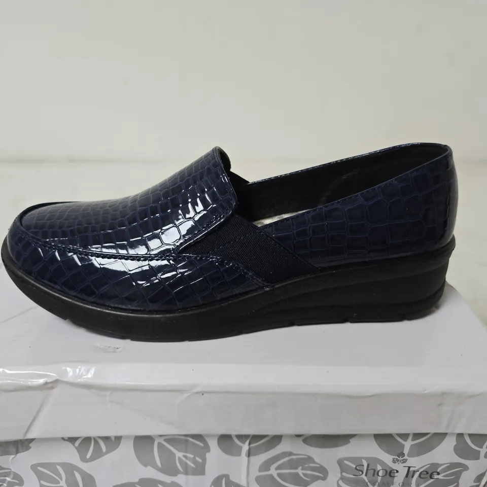 BOXED SHOE TREE COMFORT AGATHA SHOES, NAVY - UK SIZE 4