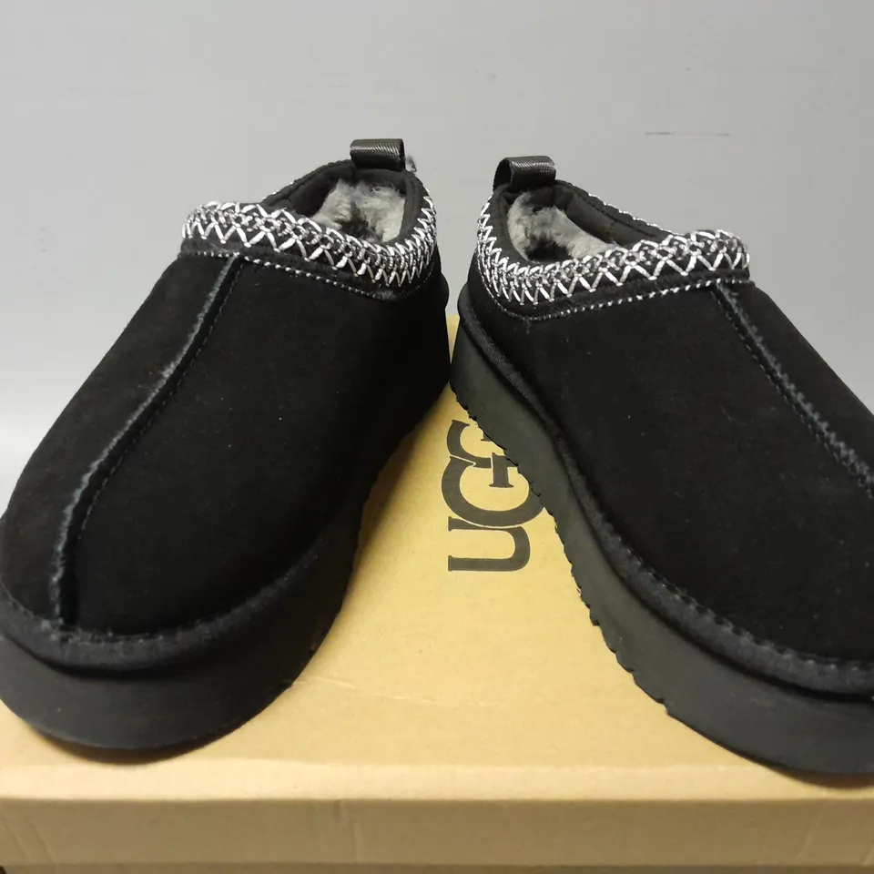 BOXED PAIR OF UGG WOMENS TAZZ SLIPPERS IN BLACK - UK 5