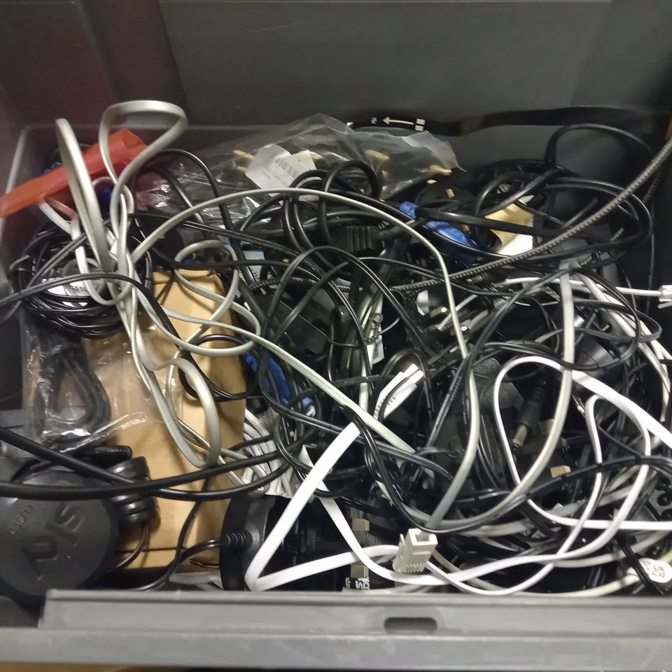 LOT OF ASSORTED TECH ITEMS TO INCLUDE MOKIN 6IN1 USB-C HUB, HDMI LEAD AND VARIOUS LAPTOP CHARGERS