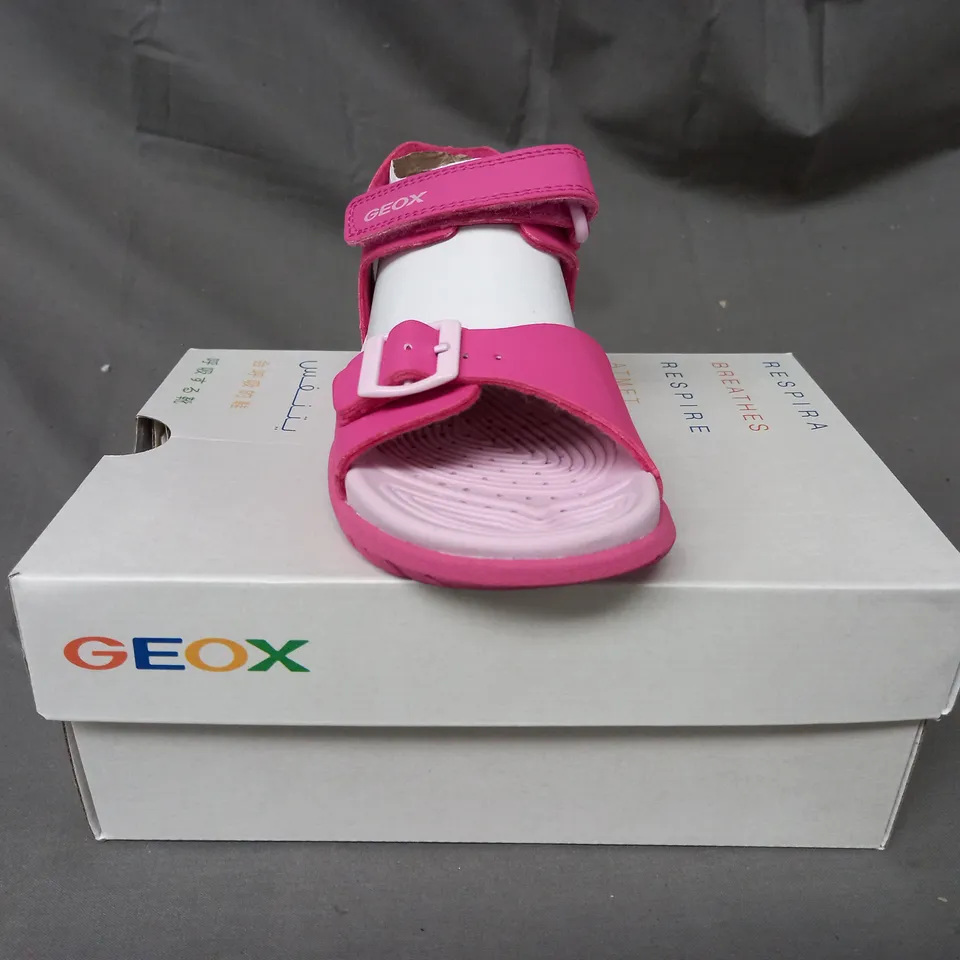 BOXED PAIR OF GEOX KIDS OPEN TOE SANDALS IN PINK UK SIZE 10