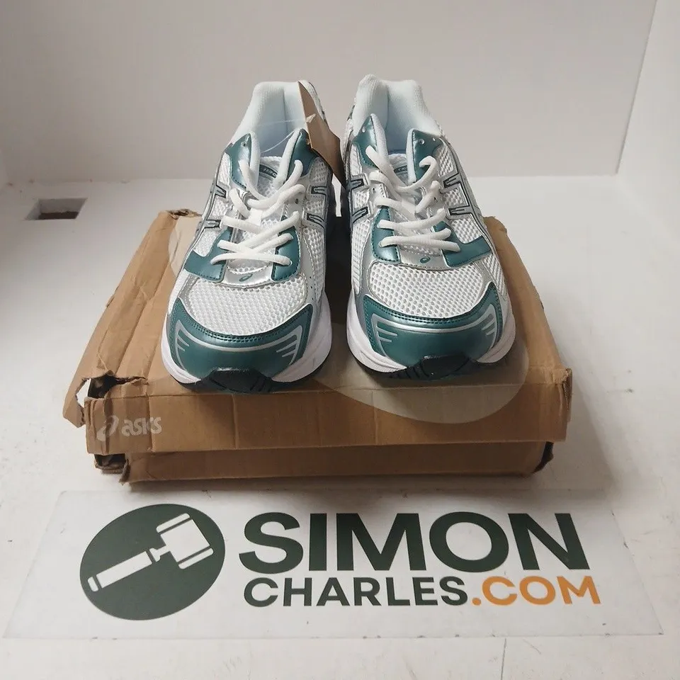 BOXED PAIR OF ASICS GEL 1130 TRAINERS IN WHITE/SILVER - UK 10.5