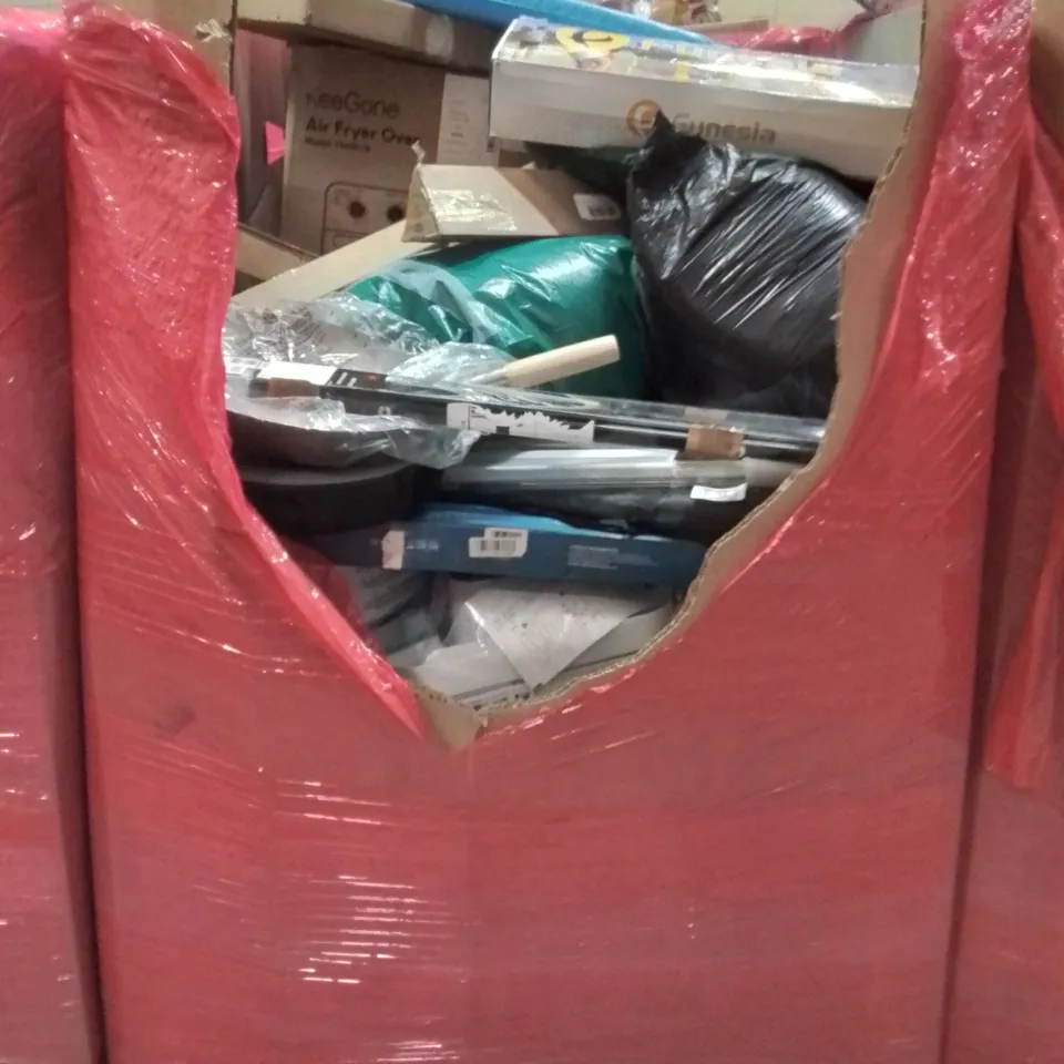 PALLET CONTAINING VARIOUS ASSORTED BOXED HOUSEHOLD ITEMS TO INCLUDE: STEEL WOK, VENETIAN BLINDS, BEACH BALL GAME, AIR FRYER AND LOTS MORE UNMARKED BOXED ITEMS 
