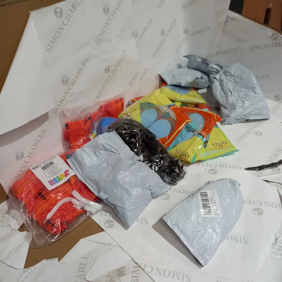 LOT OF 20 ITEMS INCLUDING SWIM TRUNKS FISH TANKS ORNAMENTS 