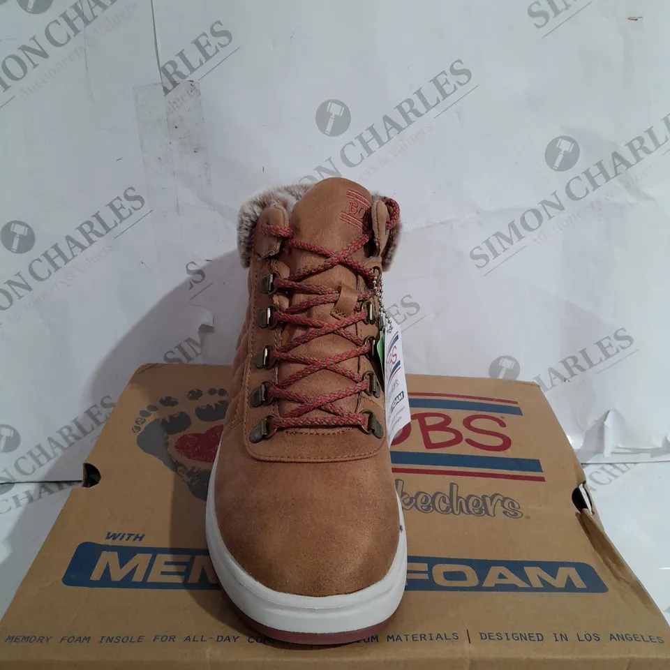 BOXED PAIR OF SKECHERS BOBS SKIPPER WAVE DIAMOND QUILTS BOOTS IN CHESTNUT UK SIZE 5