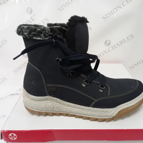 BOXED PAIR OF RIEKER WATER RESISTANT WARM LINED HIKING BOOTS, NAVY - SIZE 7.5