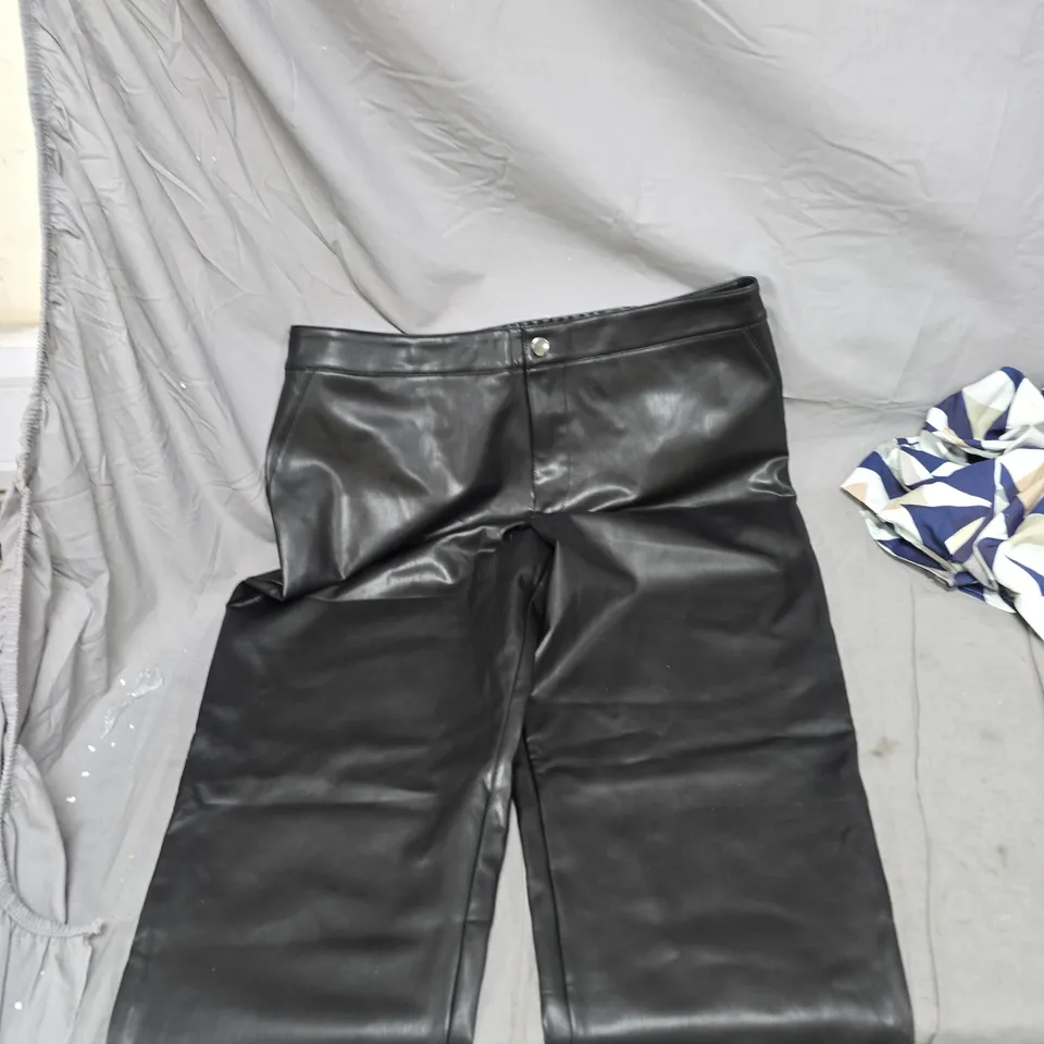 RUTH LANGFORD BLACK LEATHER-LOOK TROUSERS – UK 18P (US 14P)