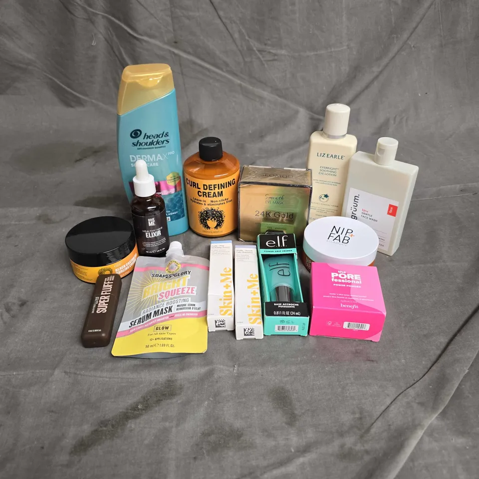 APPROXIMATELY 20 ASSORTED HEALTH & BEAUTY PRODUCTS TO INCLUDE - BENEFIT THE POREFESSIONAL SETTING POWDER - ELF POWER GRIP PRIMER - SKIN+ME LIGHT MOISTURISER - ETC