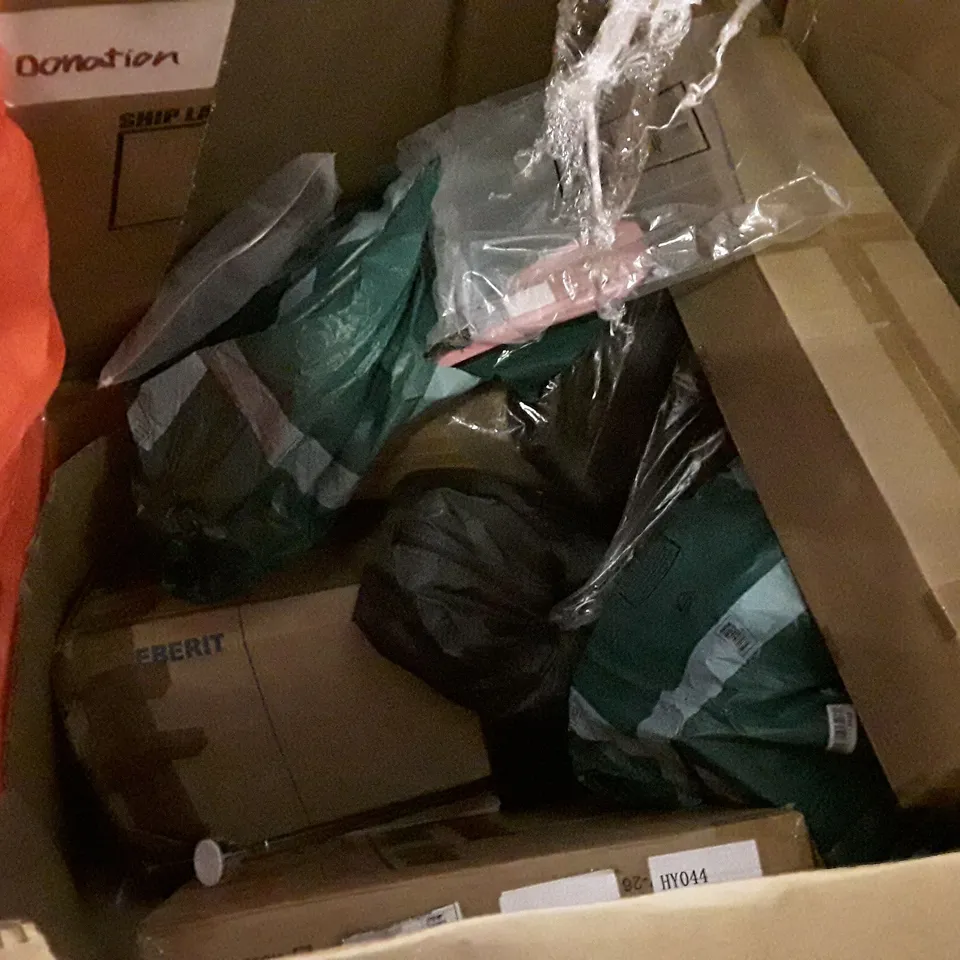 PALLET OF ASSORTED PRODUCTS INCLUDING TOILET SEAT, 2.6M TELESCOPIC LADDER, METAL FRAME MIRROR, CHRISTMAS TREE 