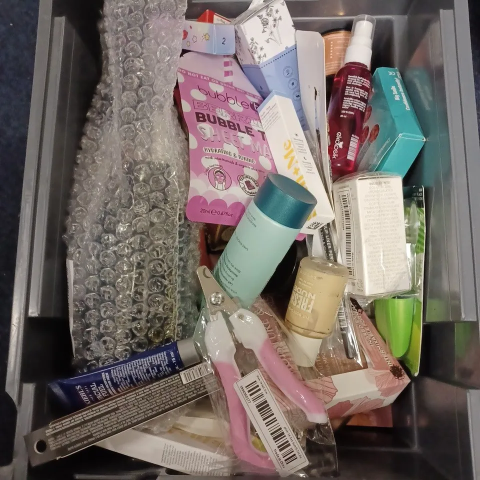 LOT OF APPROXIMATELY 20 COSMETICS ITEMS TO INCLUDE SHAMPOO , HAND WASH , EYE MASKS 