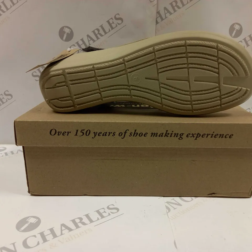 BOXED PAIR OF CUSHION WALK DIAMANTE TRIM SANDALS IN PEWTER - SIZE 8