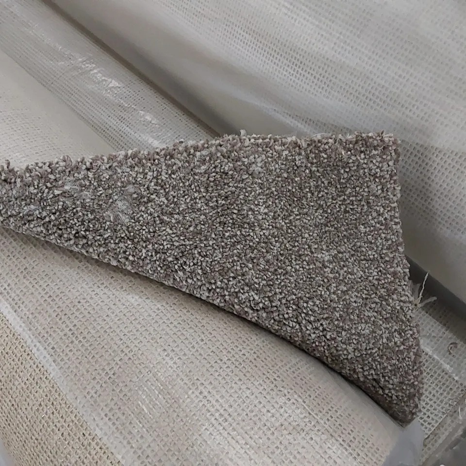 ROLL OF QUALITY PRIMO CHOICE SUPER MUSTANG CARPET // SIZE: APPROXIMATELY 2.75 X 4m