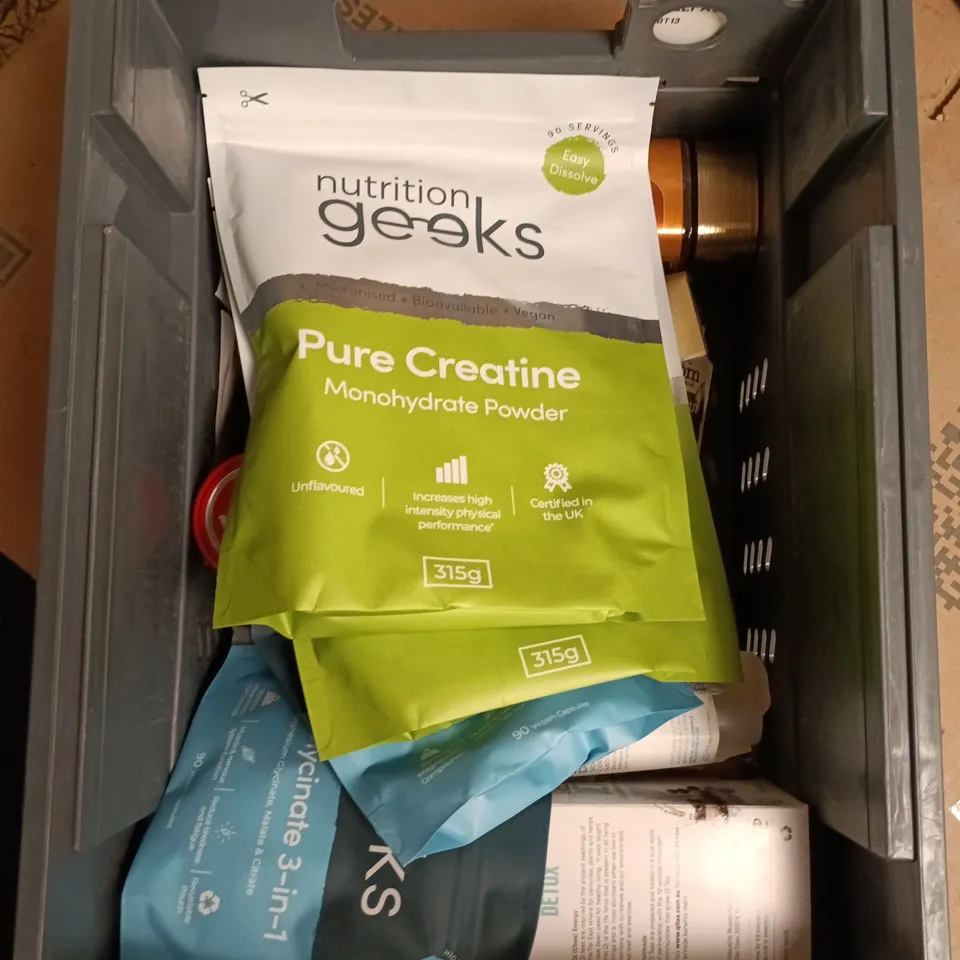 APPROXIMATELY 12 ASSORTED FOOD AND DRINKS ITEMS TO INCLUDE - NUTRITION GEEKS PURE CREATINE MONOHYDRATE, NUTRITION GEEKS 3 IN 1 MAGNESIUM SUPPLEMENT, SWEET FREEDOM LOW CAL PISTACHIO FLAVOURED SYRUP ETC