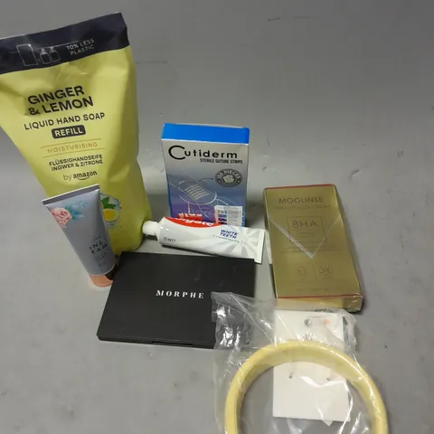 APPROXIMATELY 20 ASSORTED HEALTH & BEAUTY ITEMS TO INCLUDE - MOPHE EYESHADOW PALETTE, COLGATE TOOTHPASTE AND A YELLOW HEADBAND