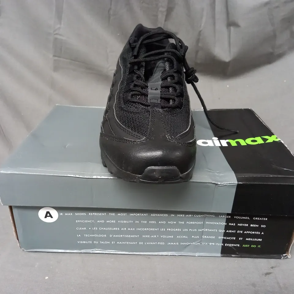 BOXED PAIR OF NIKE AIR MAX 95 TT SHOES IN BLACK UK SIZE 7