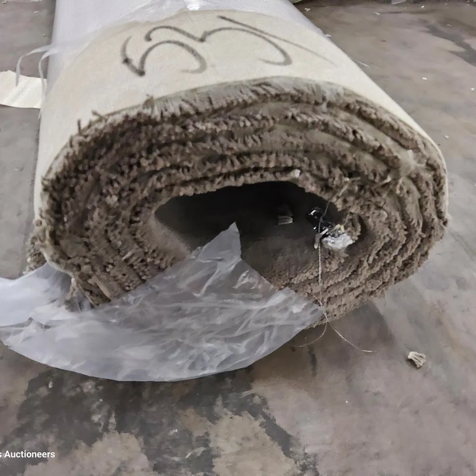 ROLL OF QUALITY EC FREEDOM XTRA DOVE CARPET APPROXIMATELY 5M × 3.55M