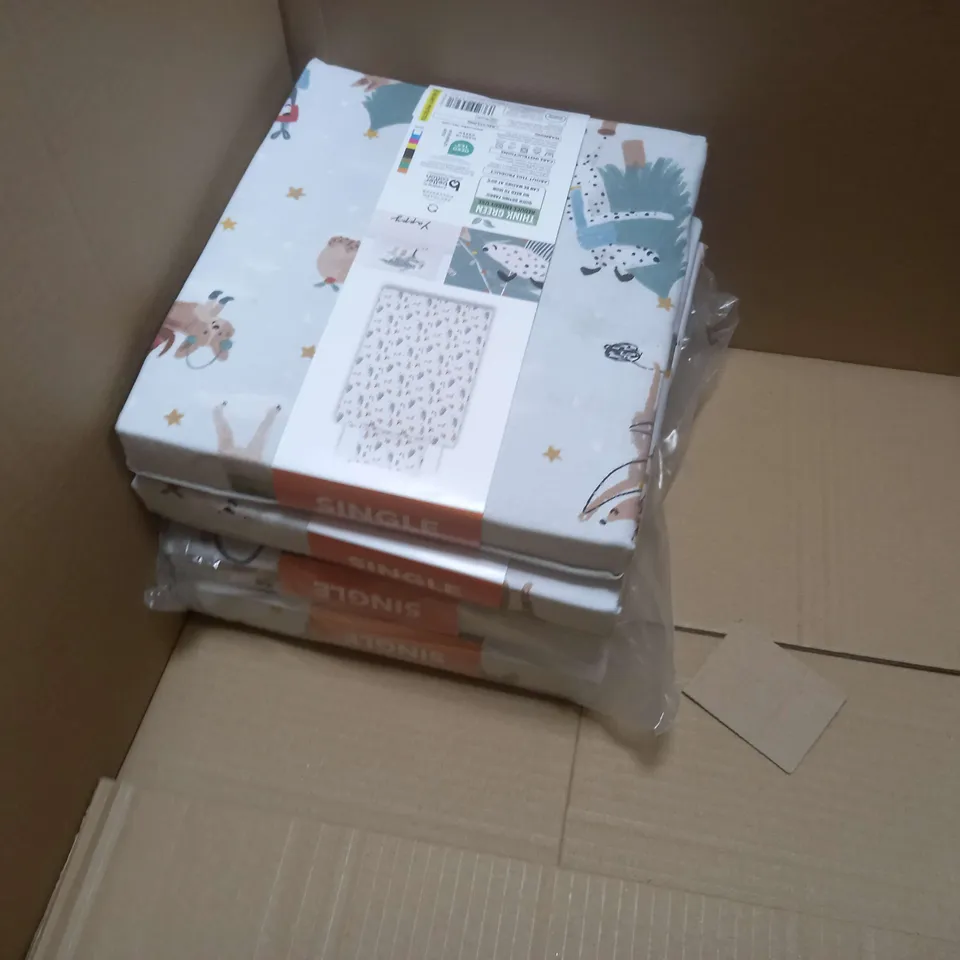 LOT OF 12 ASSORTED SEASONAL HOME FABRIC ITEMS TO INCLUDE FILLED CUSHIONS AND DUVET SETS