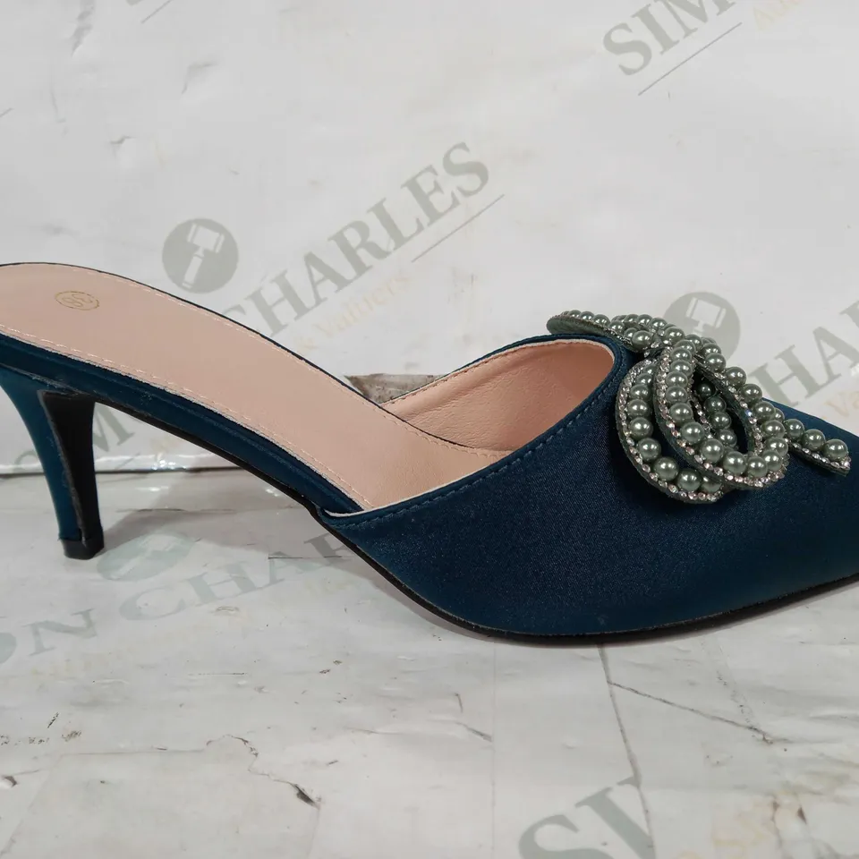 PAIR OF DESIGNER CLOSED TOE HEELS IN TEAL W. JEWELLED BOW EFFECT EU SIZE 38