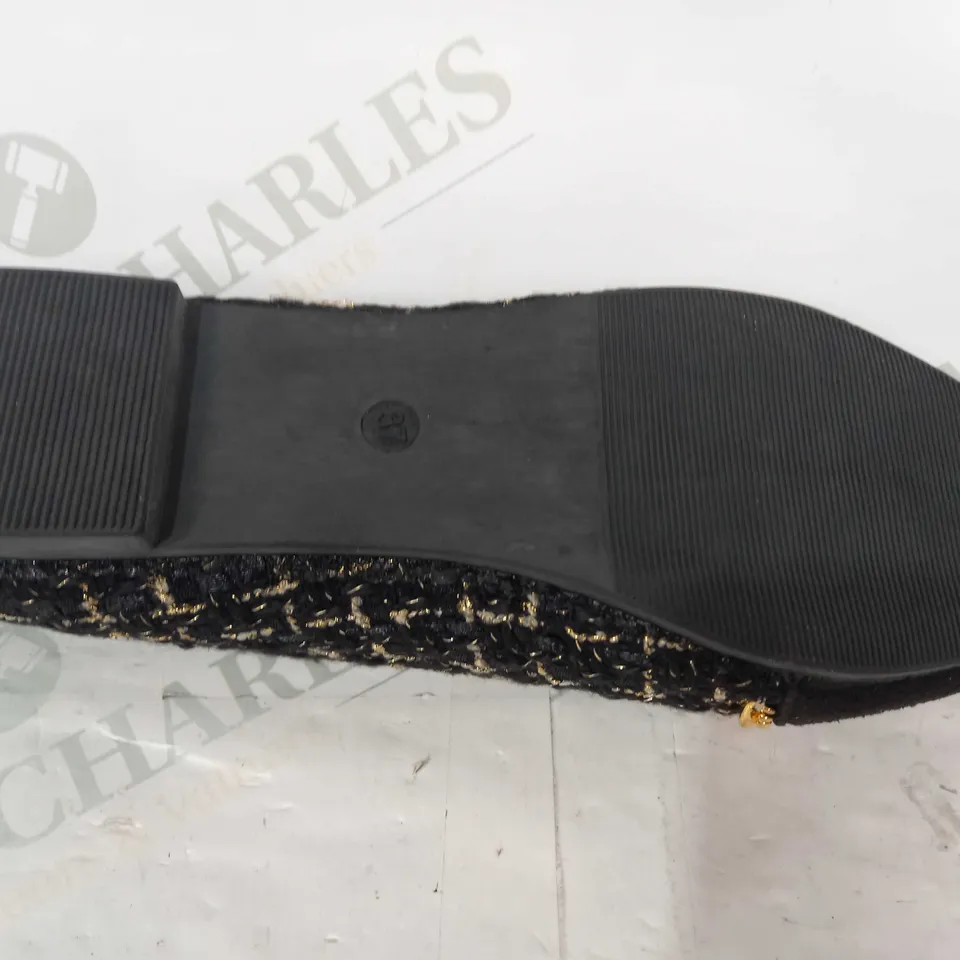 BOXED PAIR OF XIAODUDU SLIP-ON SHOES IN BLACK W. GOLD EFFECT CHAIN EU SIZE 37