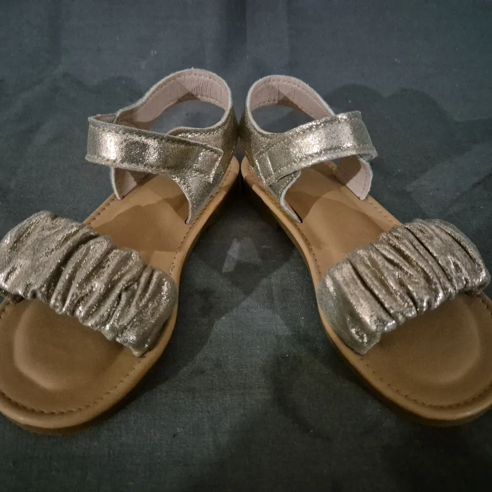 BOXED PAIR OF UNBRANDED KID'S OPEN TOE SANDALS IN GOLD EU SIZE 25