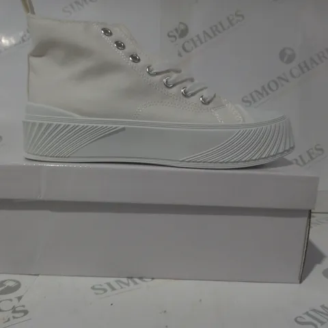 BOXED PAIR OF FASHION PLATFORM CANVAS SHOES IN OFF-WHITE EU SIZE 39