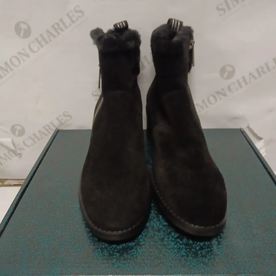 EMU AUSTRAILIA MERCK BLACK ZIP UP BOOTS - SIZE 8