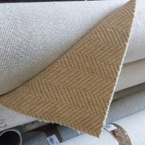 ROLL OF QUALITY DESIGNER CARPET - APPROXIMATELY 4 x 1.98m