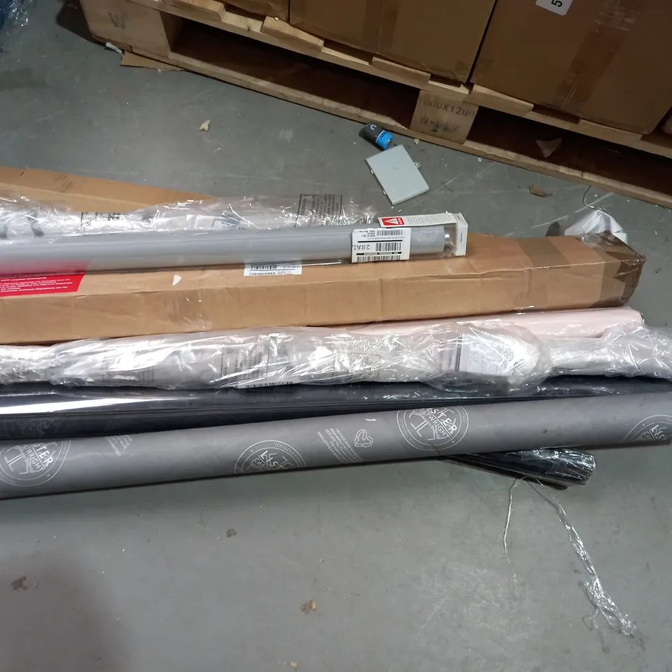 LOT OF APPROXIMATELY 8 ASSORTED DESIGNER ROLLER BLINDS IN VARIOUS COLOURS AND SIZES RRP £200