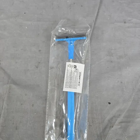 BOX OF APPROXIMATELY 20 HOUSEHOLD ITEMS TO INCLUDE: SMALL SQUEEGEE, WOODEN COASTER AND MESMOS PENS 