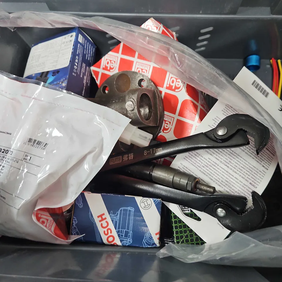 TOTE OF APPROXIMATELY 9 ASSORTED VEHICLE ITEMS TO INCLUDE - MOTORCYCLE MAX DISC HOLDER , AA TYRE SAFETY KIT , AUTO HEATER FAN ETC