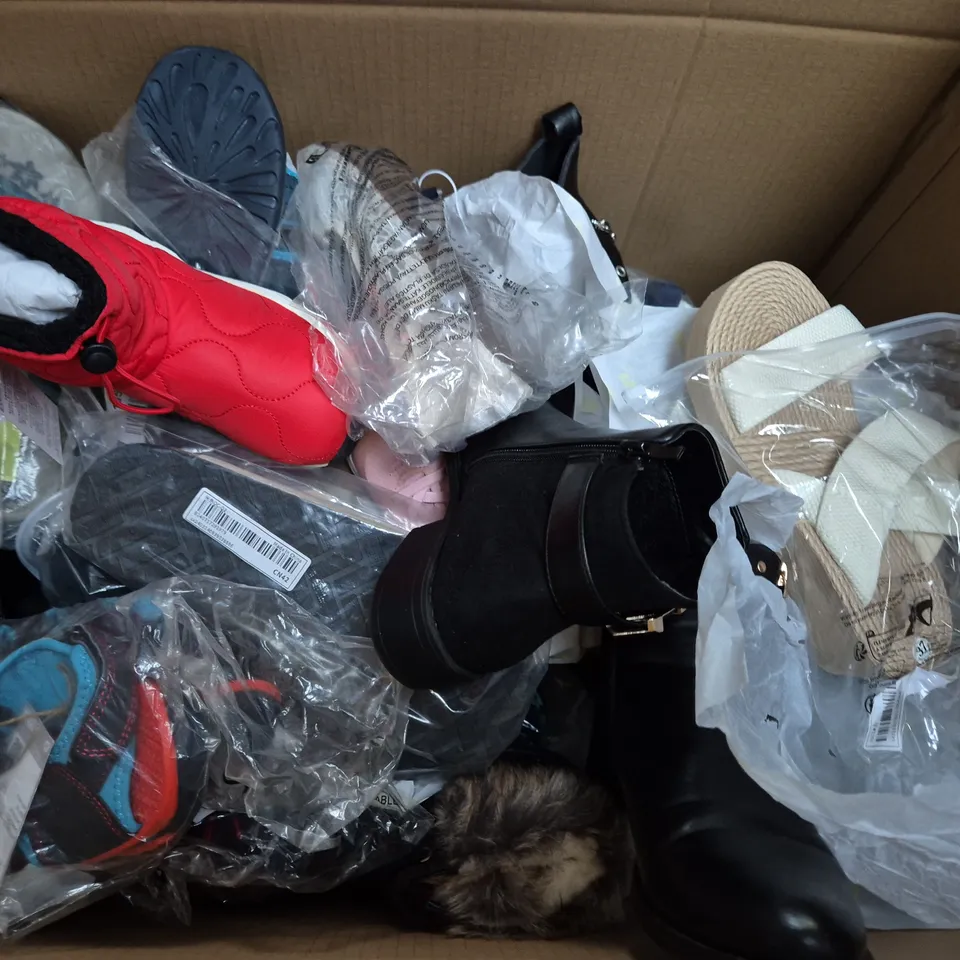 BOX OF APPROXIMATELY 15 ASSORTED SHOES TO INCLUDE BOOTS, SANDALS, AND TRAINERS ETC