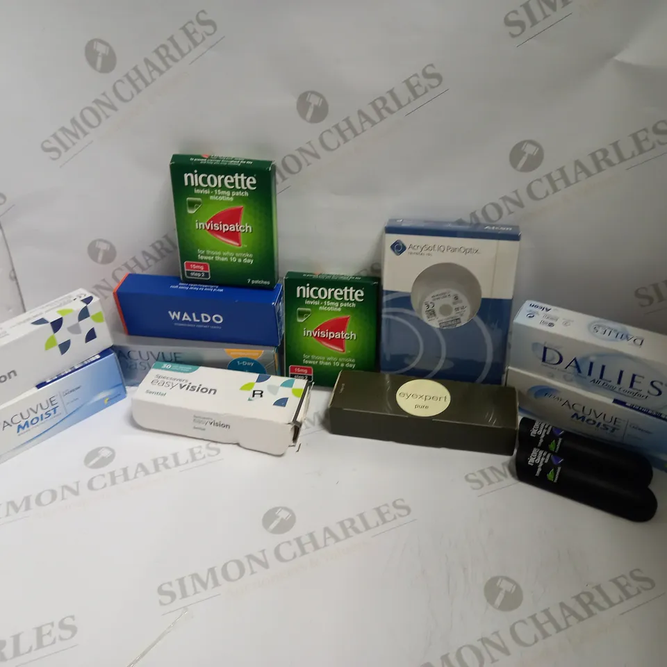 LOT OF APPROXIMATELY 30 ASSORTED EYECARE & HEALTHCARE PRODUCTS TO INCLUDE NICORETTE 15MG INVISIPATCH, FOCUS DAILIES ALL DAY COMFORT CONTACT LENSES, SPECSAVERS EASYVISION DISPOSABLE CONTACT LENSES, ETC