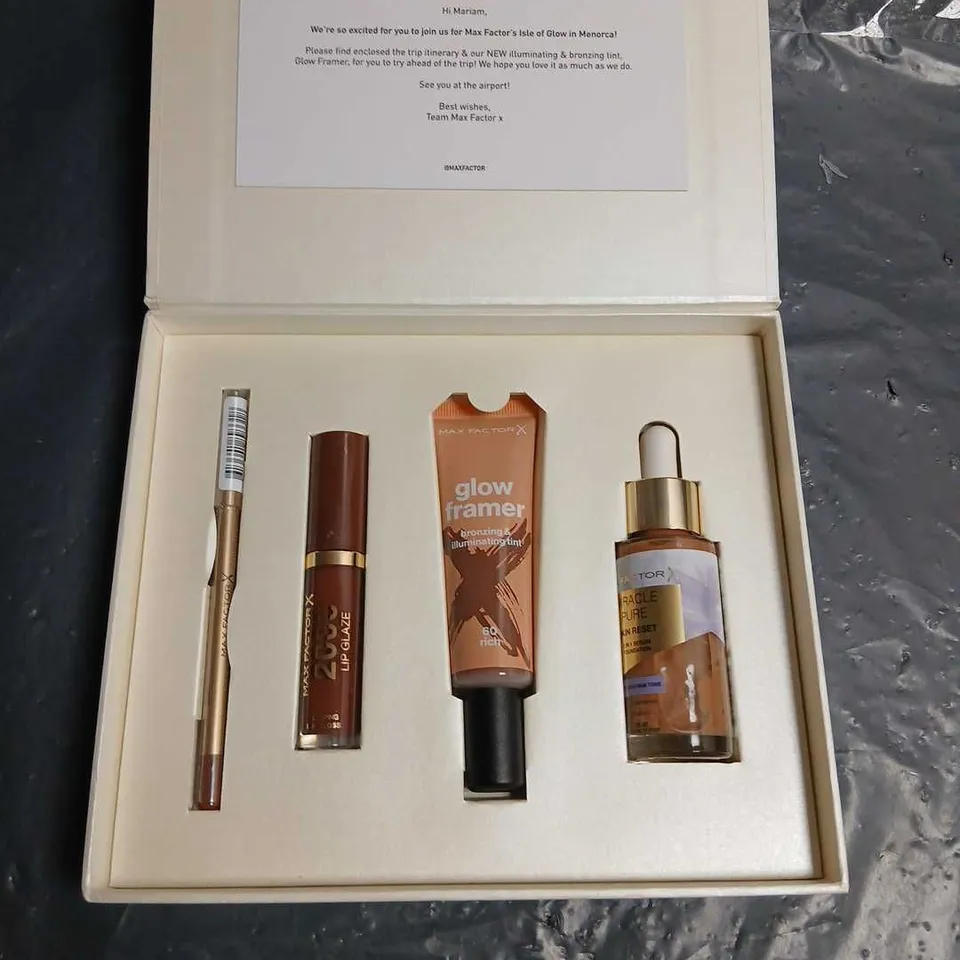 BOXED MAX FACTOR ISLE OF GLOW GIFT SET