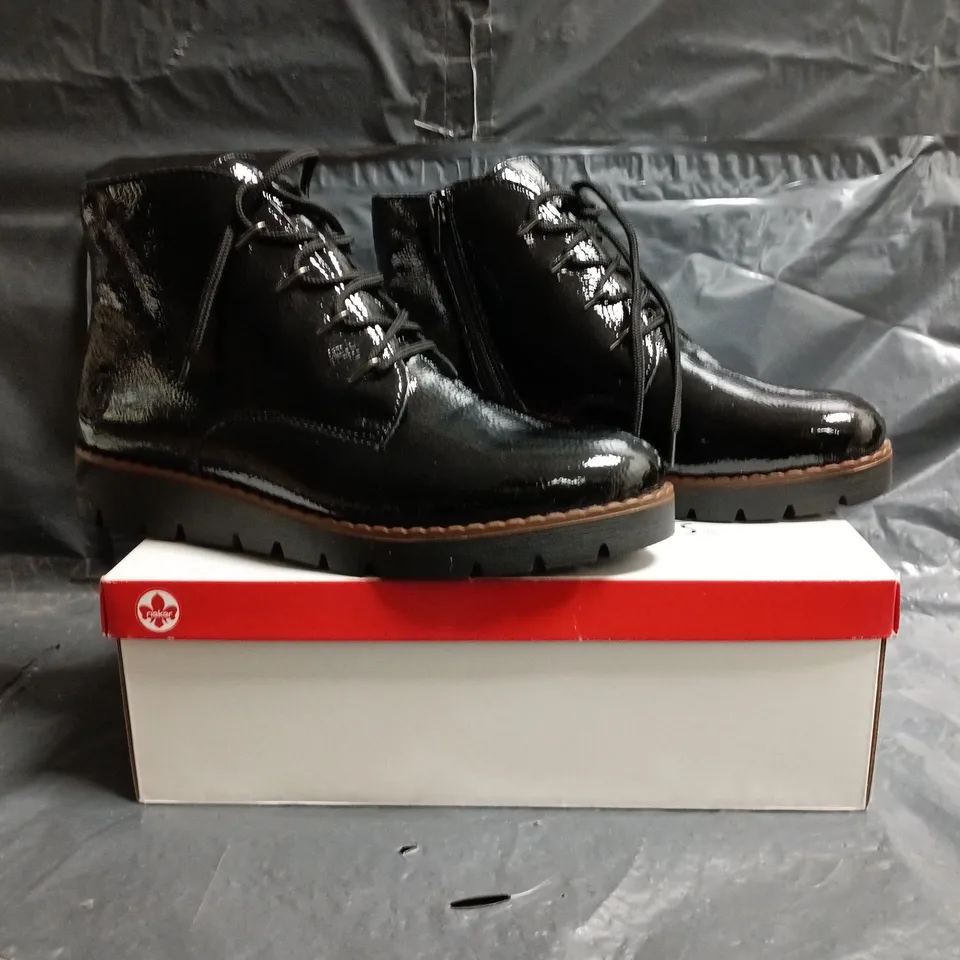 BOXED PAIR OF RIEKER ANKLE BOOTS IN BLACK SIZE UK 6.5