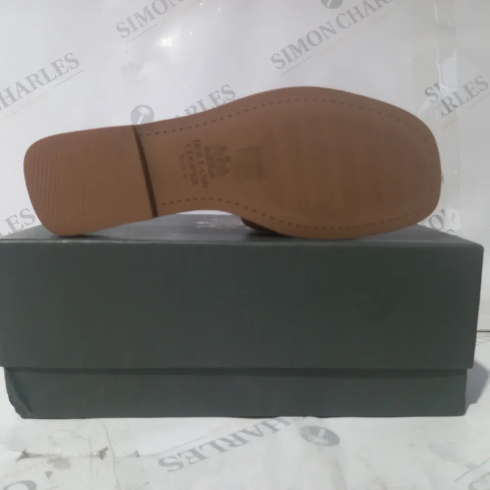 BOXED PAIR OF HOLLAND COOPER MONOGRAM SLIDERS IN TAN W. GOLD EFFECT DETAIL SIZE 6