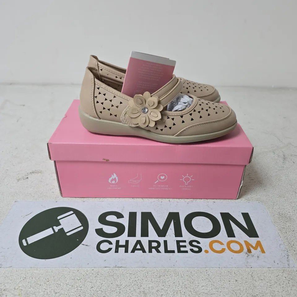 BOXED PAIR OF DR LIGHTFOOT GABRIELLA SHOES IN BEIGE - SIZE 3