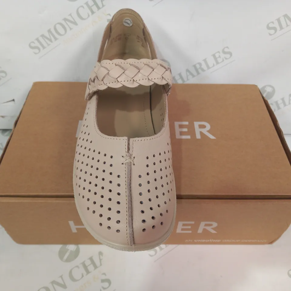 BOXED PAIR OF HOTTER QUAKE II EXTRA WIDE SHOES IN BEIGE UK SIZE 6.5