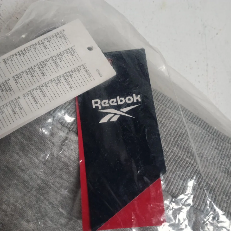 REEBOK MARCUS SMALL LOGO FLEECE SHORTS – LIGHT GREY MARL – UK XL