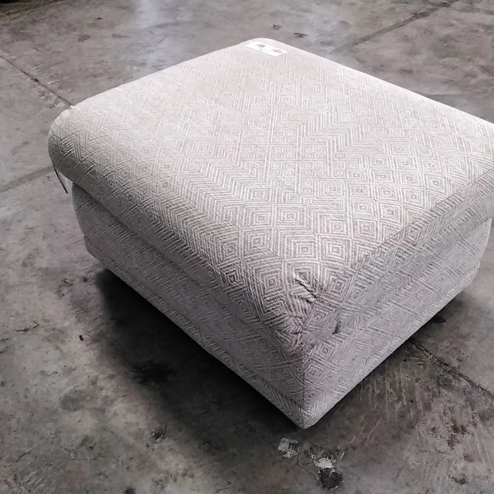 QUALITY BRITISH DESIGNED & MANUFACTURED G PLAN MALVERN STORAGE FOOTSTOOL NEBULAR PEBBLE FABRIC