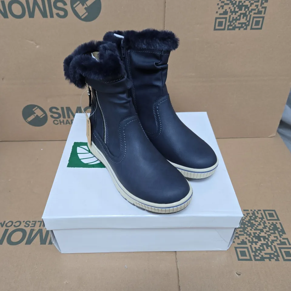 NATRELLE GAYNOR NAVY FUR-LINED WINTER BOOTS – UK SIZE 3 
