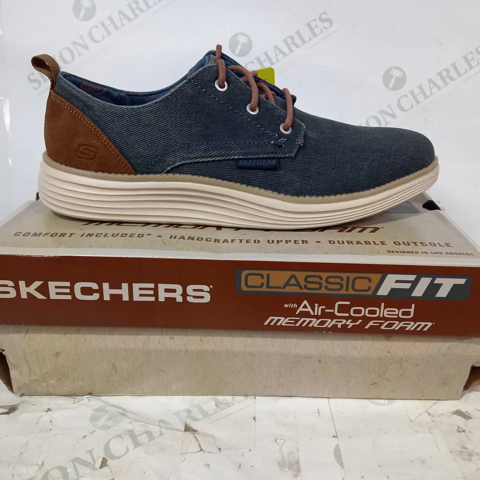 BOXED PAIR OF SKECHERS CLASSIC FIT SHOES IN BLUE/BROWN UK SIZE 9