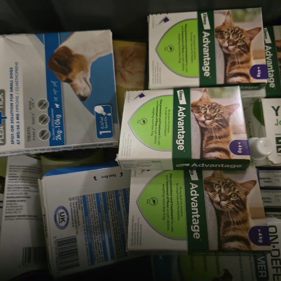BOX OF APPROXIMATELY 15 ASSORTED PET ITEMS TO INCLUDE - SERESTO LARGE DOG , BUGALUGS EAR DROPS , BEAPHAR FIPROTEC ETC
