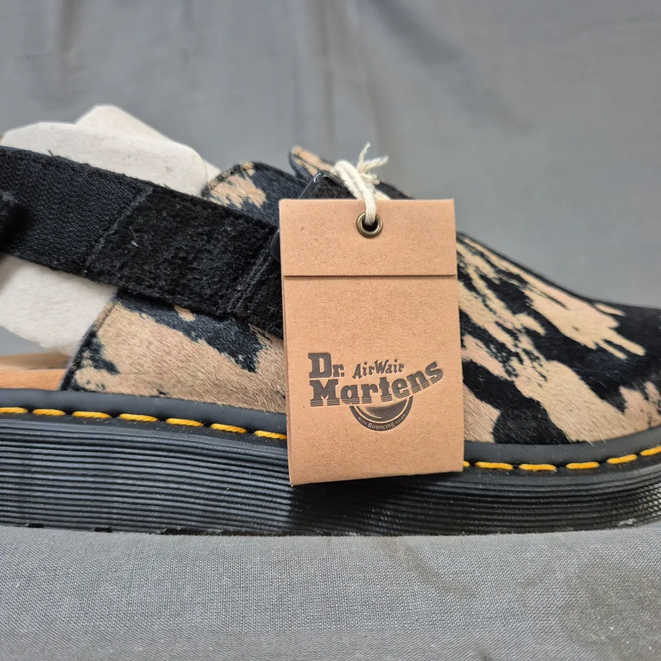 BOXED PAIR OF DR MARTENS JORGE II SHOES IN BLACK/BEIGE UK SIZE 6