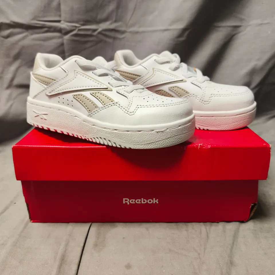 BOXED PAIR OF REEBOK ATR CHILL KIDS SHOES IN WHITE SIZE UK 9