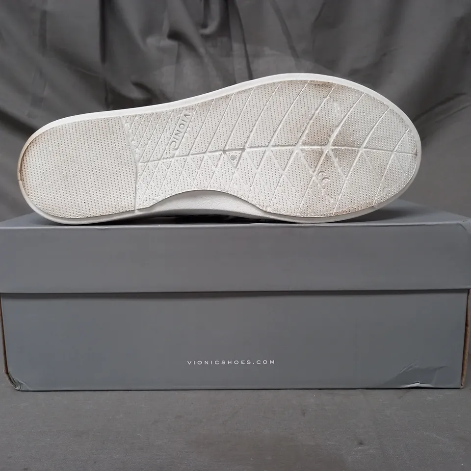BOXED PAIR OF VIONIC BEACH SLIP-ON SHOES IN WHITE/BLUE SIZE 7
