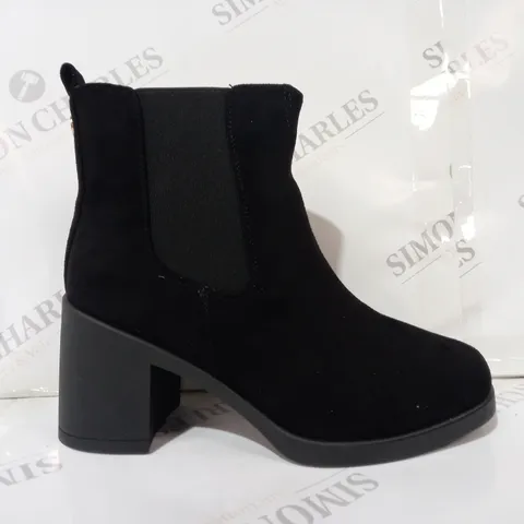 BOXED PAIR OF DESIGNER BLOCK HEEL CHELSEA BOOTS IN BLACK SIZE 7