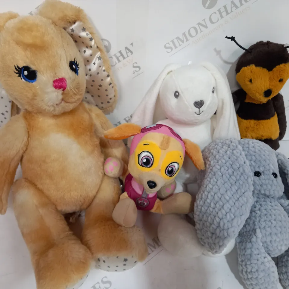 BOXED ASSORTMENT OF 5 SOFT TOYS, IN VARIOUS COLOURS