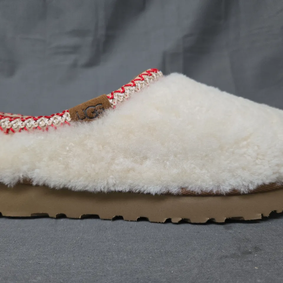 BOXED PAIR OF UGG WOMEN'S TASMAN MAXI CURLY SHOES IN NATURAL UK SIZE 5